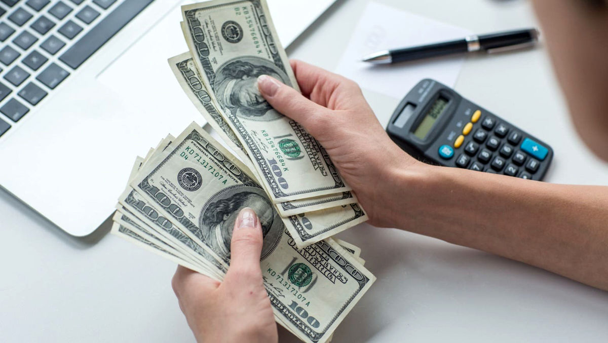 دلار برای عبور از ۲۳۰ هزار تومان خیز برداشت؛ هفته آینده چه سناریوهایی پیش روی بازار است؟