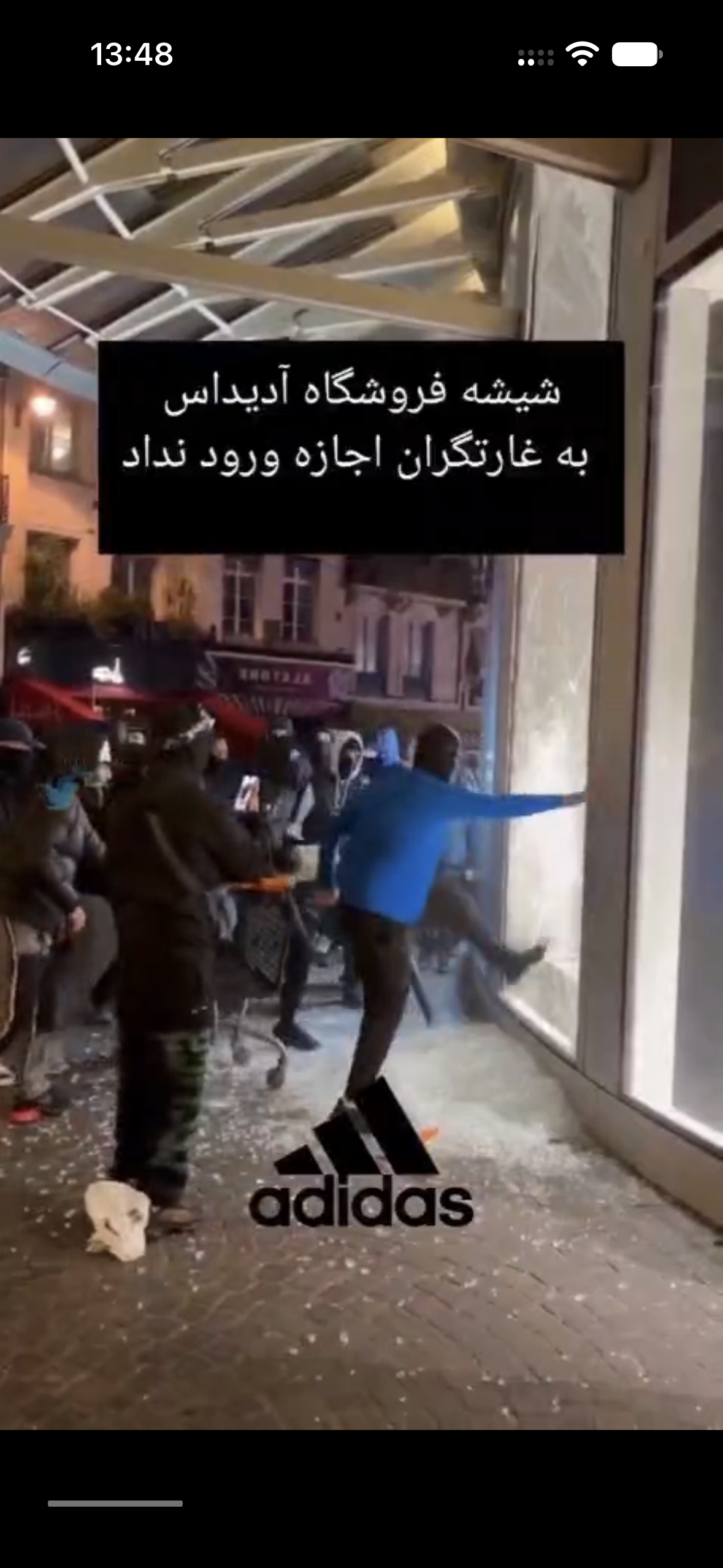 غارتگران در پاریس حریف شیشه‌های فروشگاه آدیداس نشدند!