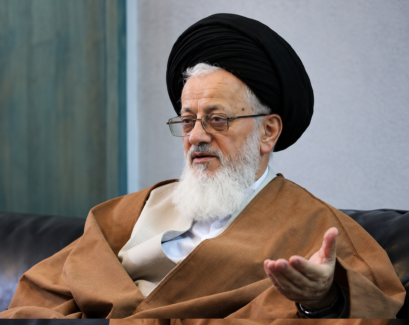 حسینی: ملاحظات امنیتی اجازه حضور و حتی تماس صوتی نمی‌دهد، وگرنه ایشان دوست دارند میام مردم باشند؛ جراحات رهبر انقلاب درمان شده است