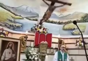 سقوط مرگبار صلیب در پخش زنده بر فرق سر کشیش؛ پاتریسیو آلفردو مقابل چشمان حاضران جان داد!