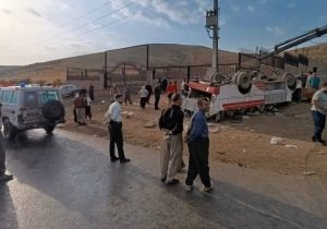 واژگونی مینی‌بوس کارگران در محور نقده–پیرانشهر؛ یک کشته و ۲۷ مصدوم برجا گذاشت