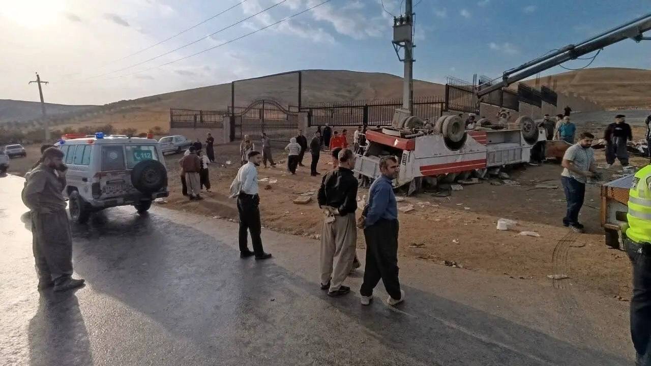 واژگونی مینی‌بوس کارگران در محور نقده–پیرانشهر؛ یک کشته و ۲۷ مصدوم برجا گذاشت