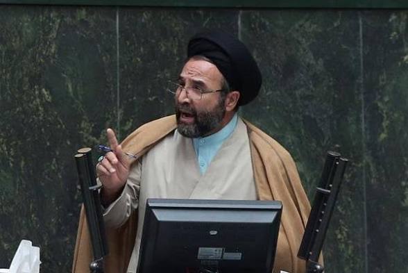 ذاکر: وزیر ورزش باید پاسخگوی توهین‌ها به هواداران تراکتور باشد