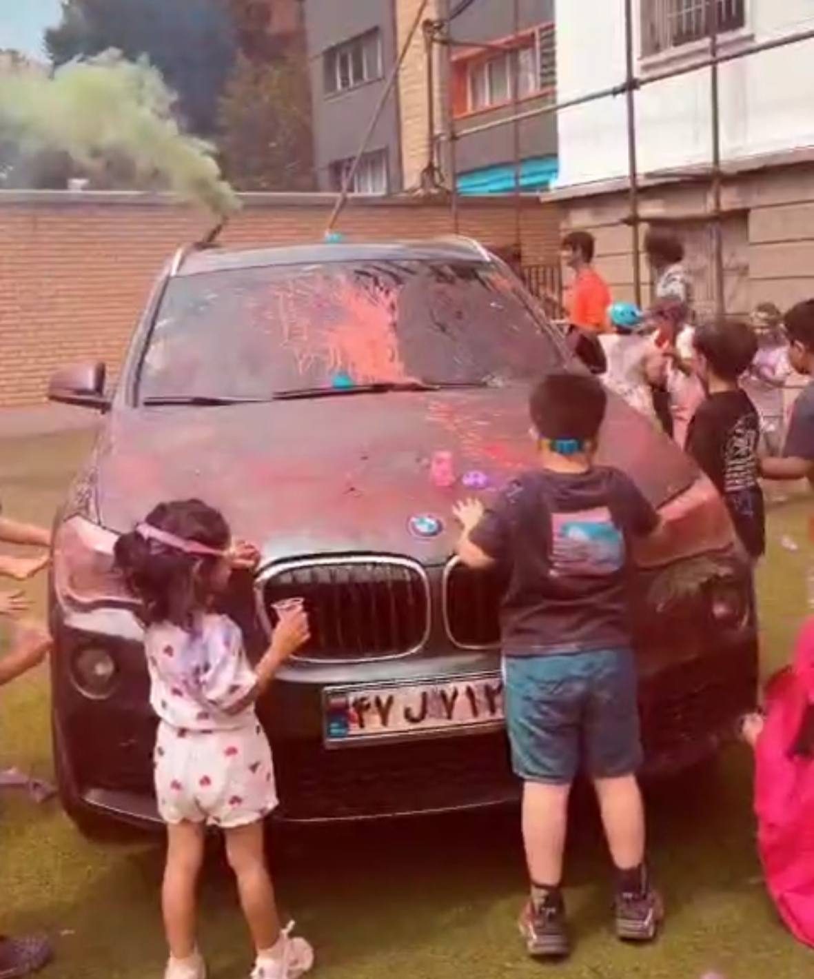 وقتی BMW اسباب سرگرمی و نقاشی مدرسه می‌شود؛ مرزهای تجمل و خلاقیت در آموزش جابه جا شد!