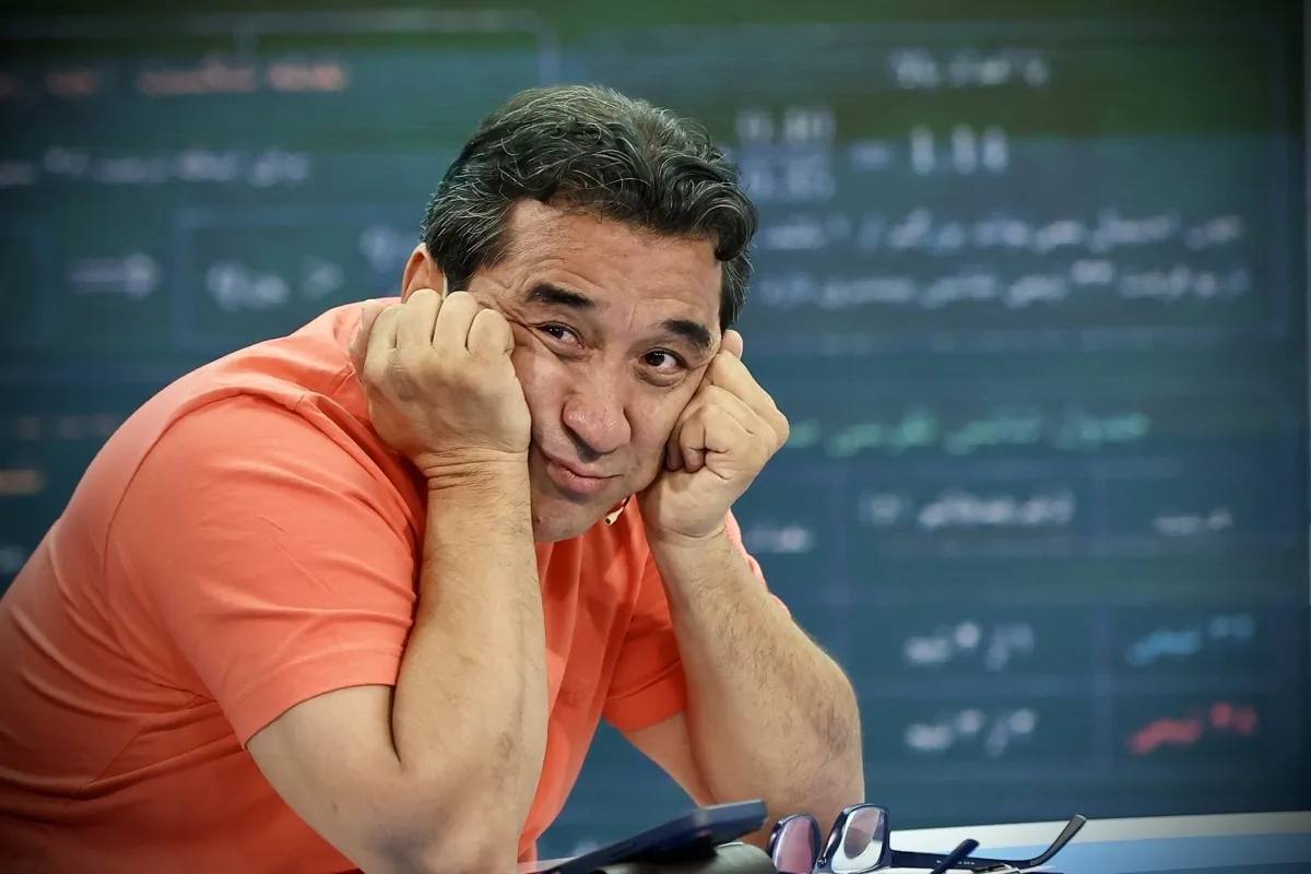 خداداد عزیزی: ۱۸ ساعت در راهیم؛ پنج بار فقط سگ‌ها وسایل ما را بازرسی کرده‌اند؛ ۲ سگ دنبال بچه ها افتاده بودند!